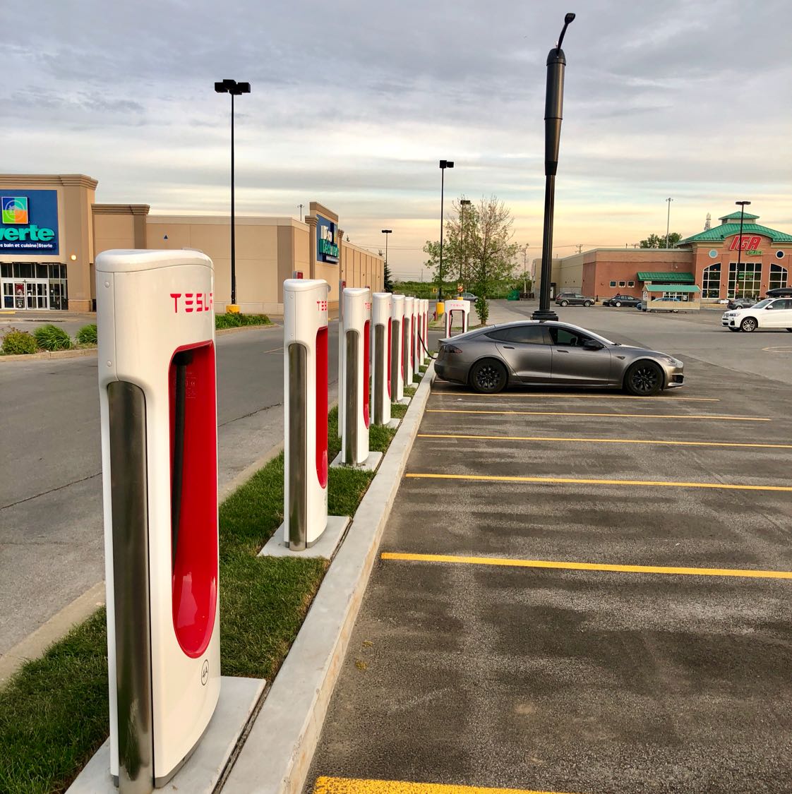 Mascouche, QC Supercharger Mascouche, Quebec Tesla Supercharger